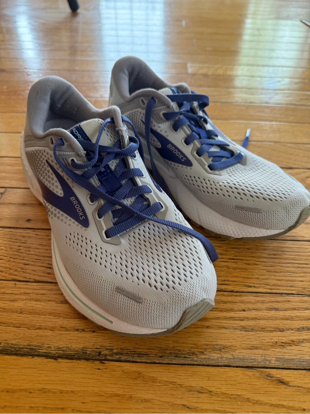 Brooks Sneakers - Light Gray with Blue Details 7.5